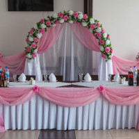 свадебная арка розово-белые позы